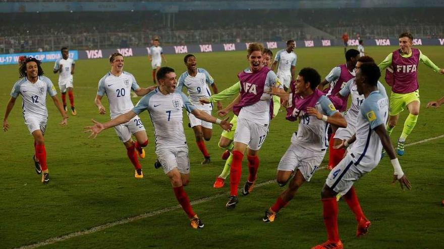 Los ingleses celebran uno de los goles de Foden. // Efe