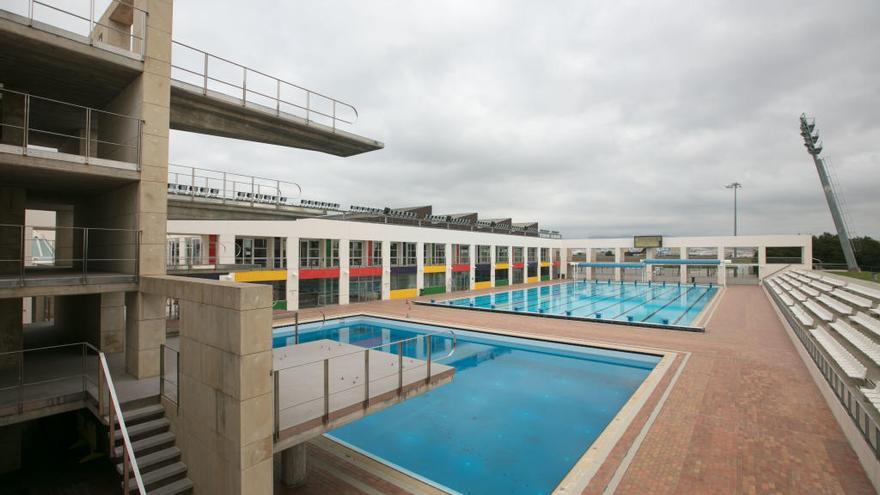 Una vista de las piscinas exteriores de Son Hugo.