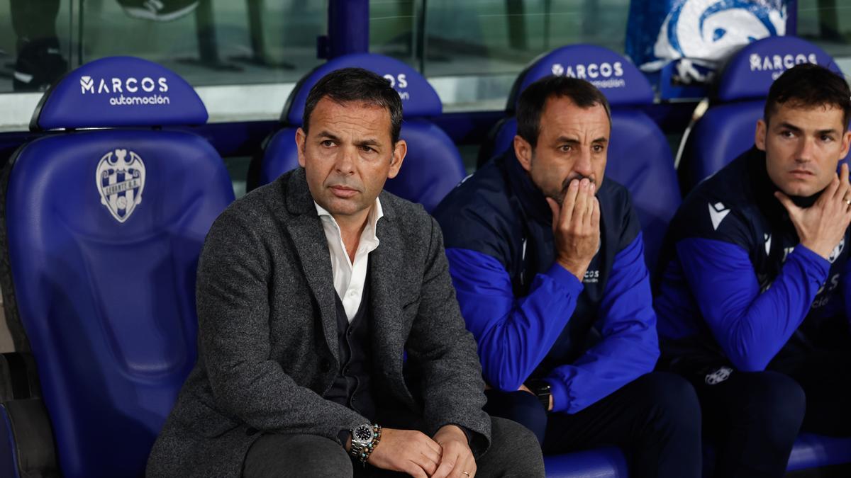 Calleja, en el banquillo del Ciutat durante el Levante - Getafe de Copa