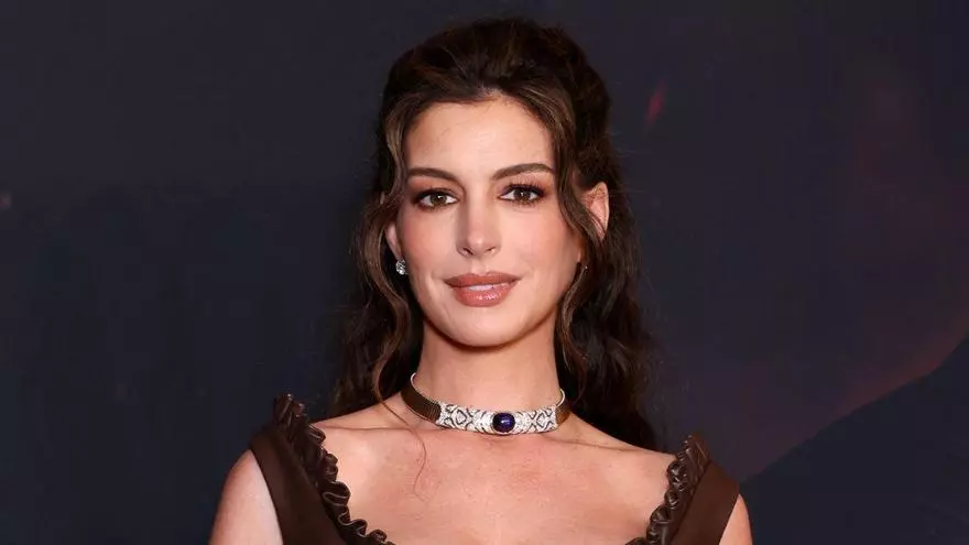 Anne Hathaway, sorprendida por su actual éxito: "Voy a disfrutar estando sobre mi tabla, y luego, cuando caiga al agua, ese será el momento"