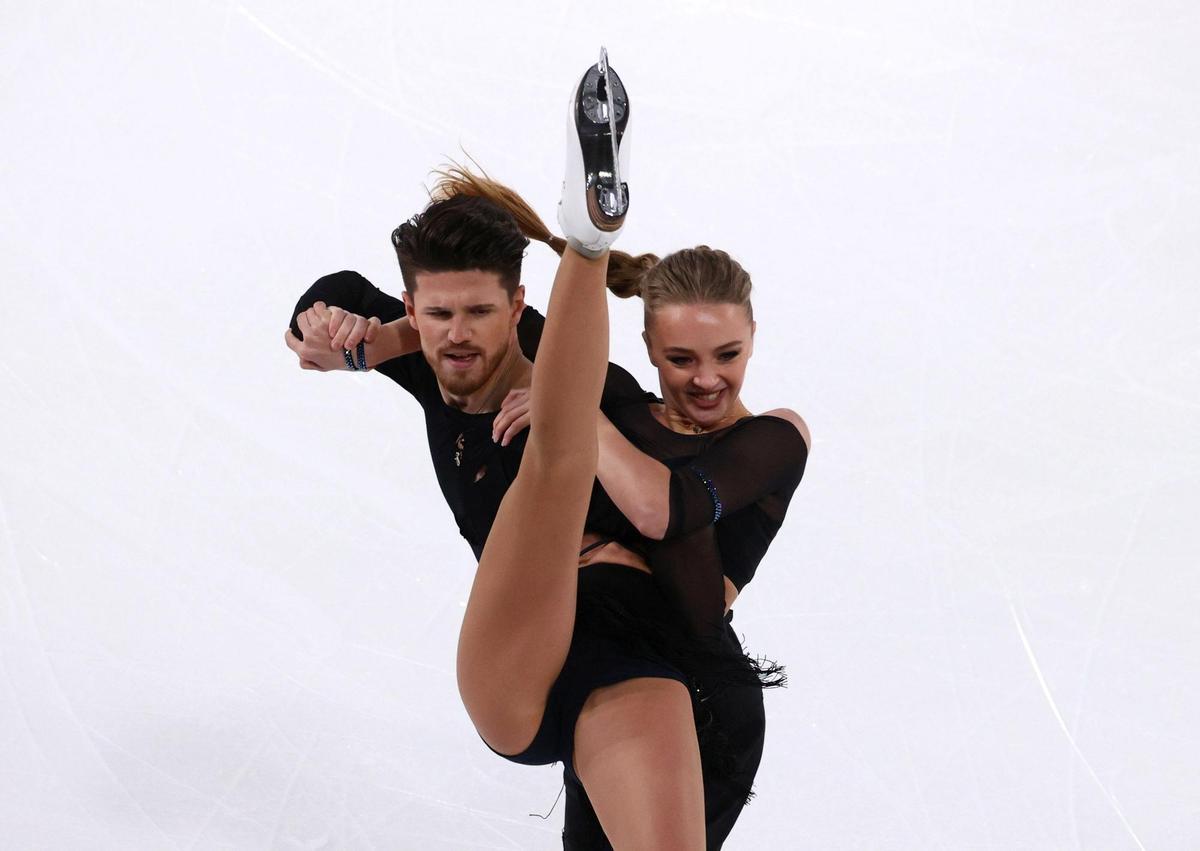 Dos patinadores realizan una exhibición en Francia.