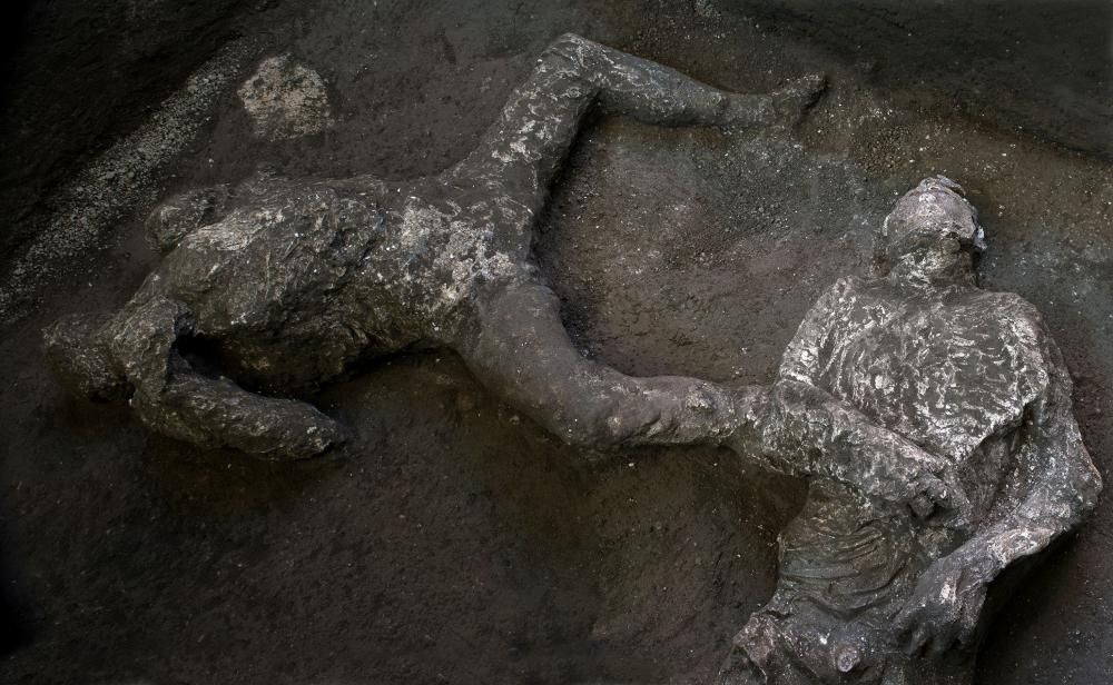 Hallan en Pompeya dos cuerpos con sus ropas.