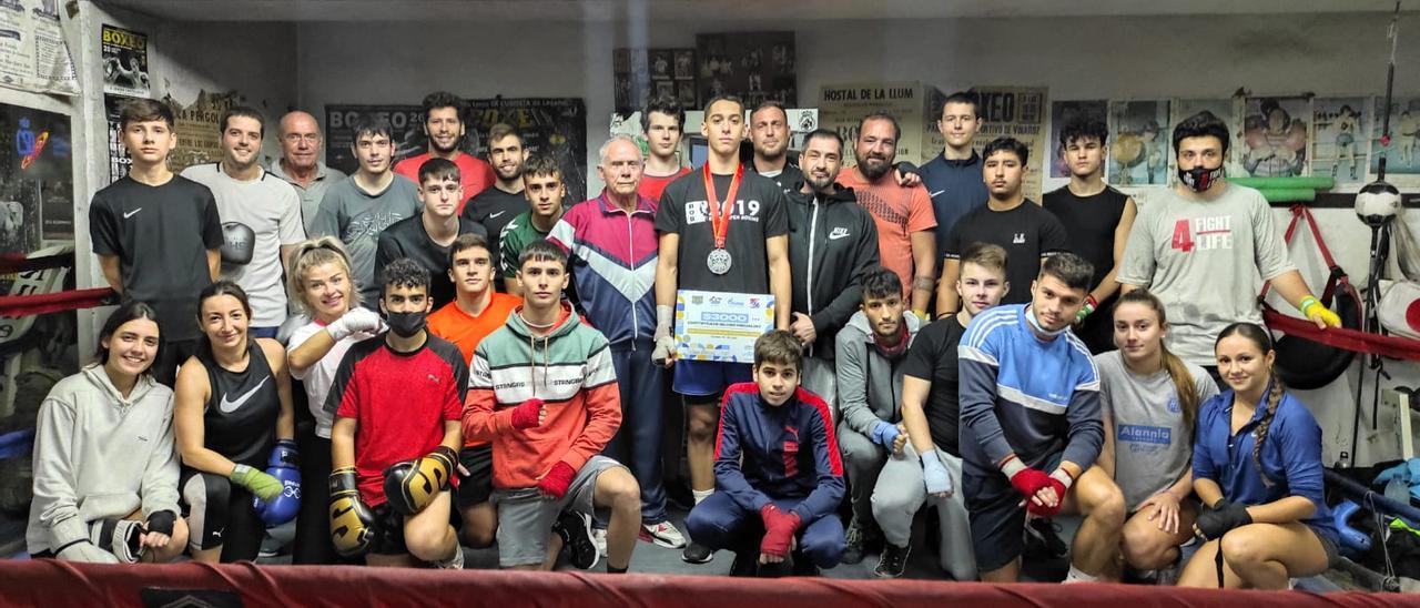 Frank Martínez posa con su medalla junto a los compañeros del Club Boxeo La Unión de Castellón.