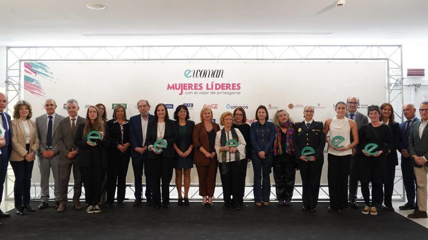 Foto de familia de los Premios eWoman con las galardonadas, las autoridades y los colaboradores del evento. | JOSE LUIS FERNÁNDEZ