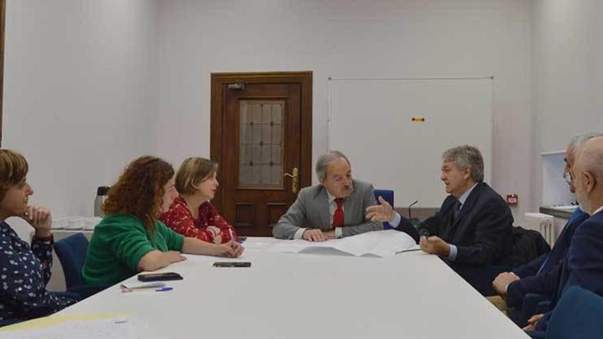 El Alcalde, en el centro, escucha al director general del INVIED, sentado a su lado. A la izquierda, Ana Rivas (PSOE), Cristina Pontón (IU) y Ana Taboada (Somos). Al otro lado, técnicos del Ministerio de Defensa.