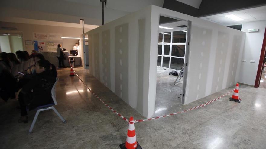 Las obras de la nueva sala de extracciones afectan a la sala de espera de Radiología.