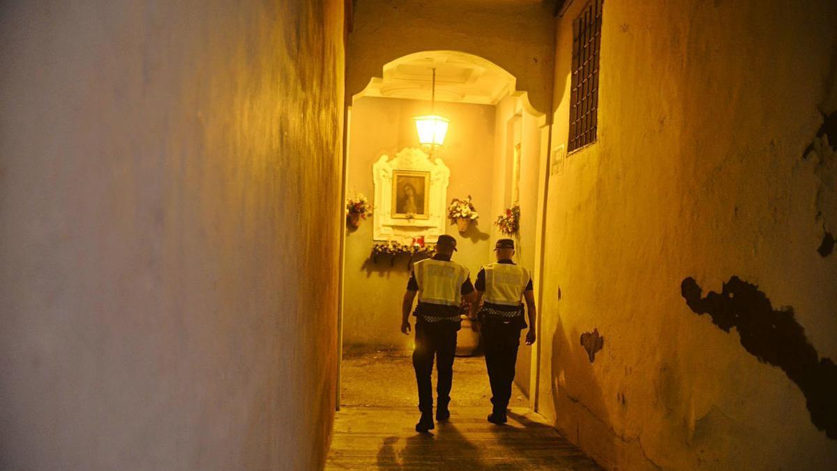 Dos policías 
patrullan de noche
por Cartagena.  iván urquízar