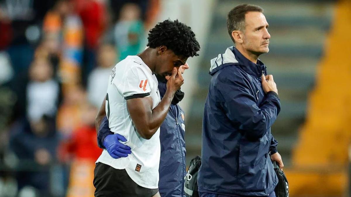 Thierry Rendall marchándose lesionado en la temporada 2023/2024