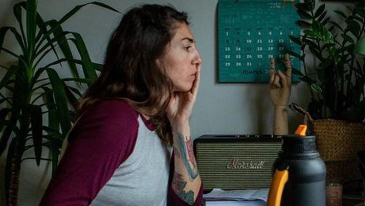 Una mujer teletrabajando.