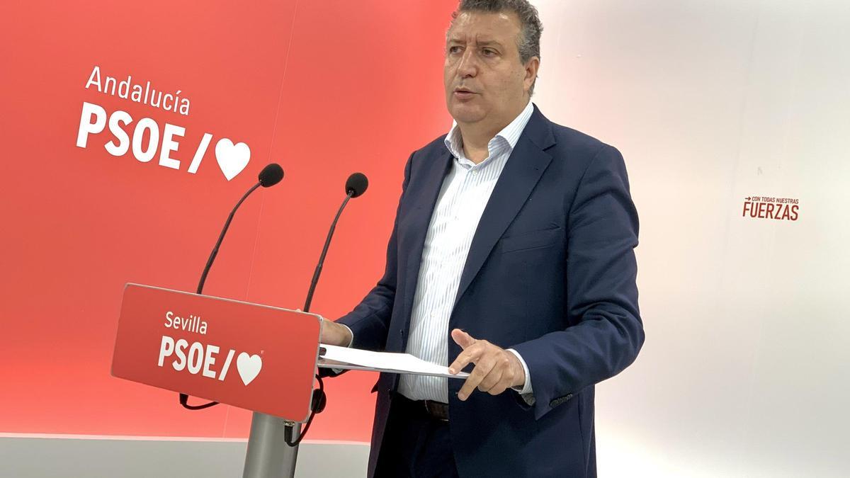 El secretario general del PSOE de Sevilla, Javier Fernández de los Ríos, en rueda de prensa