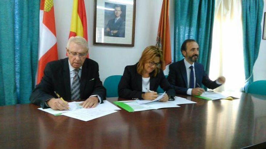 Jesús María Lorenzo Más, Mayte Martín Pozo y José Luis Prieto Calderón firman el convenio, esta mañana en Alcañices.