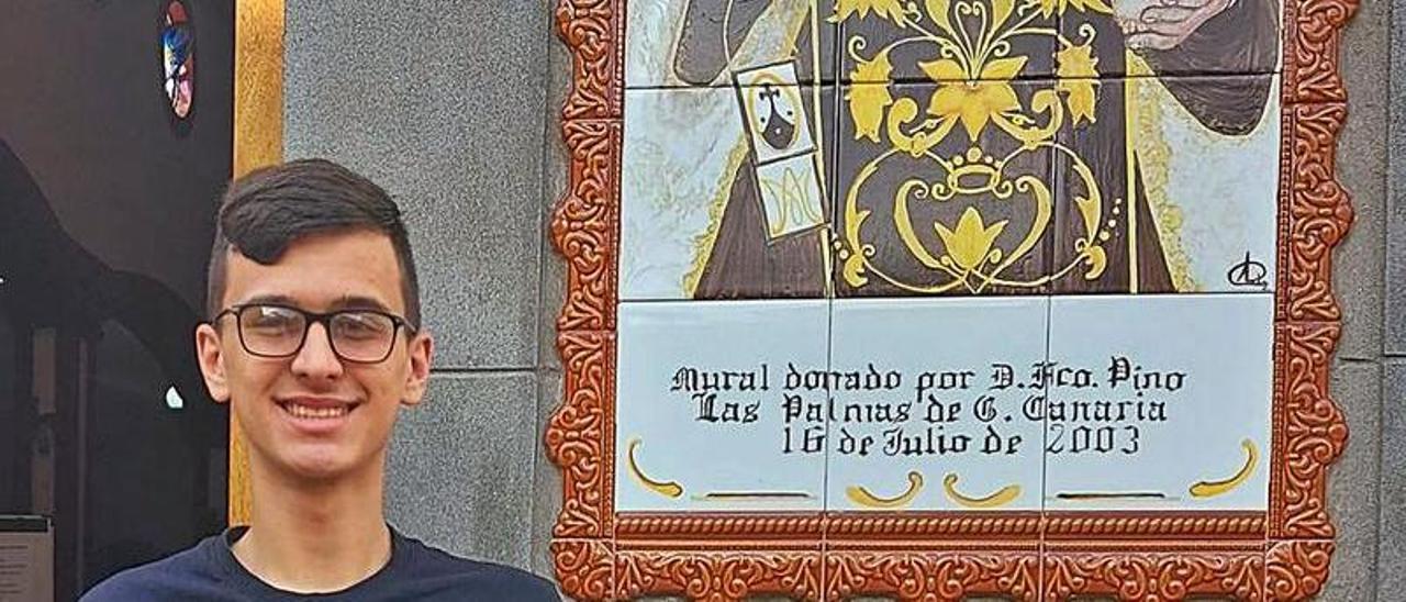 Alexander Arce, junto a una imagen de la Virgen del Carmen.