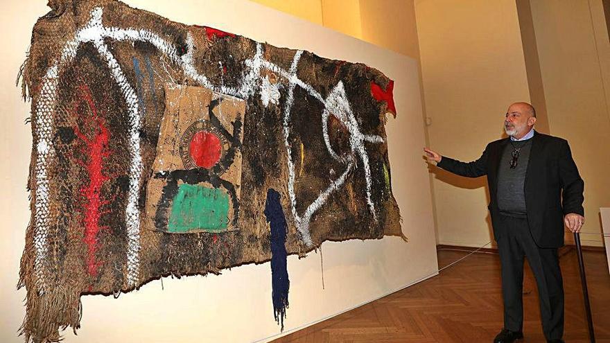 Robert Lubar explica una obra de Miró en la exposición de Oporto.