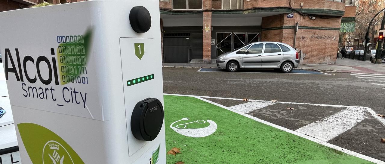 Punto de carga para vehículos eléctricos en Alcoy.