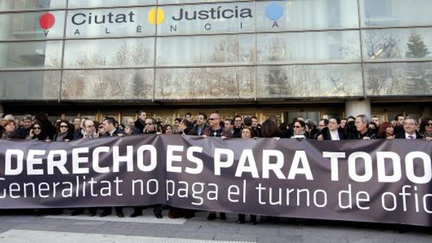 Abogados del turno de oficio se han concentrado a las puertas de la Ciudad de la Justicia de Valencia.