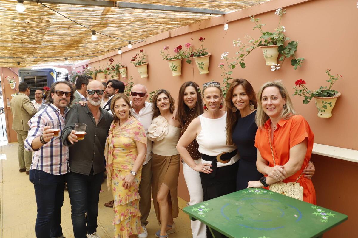 Familias, compañeros de trabajo y amigos de toda la vida convierten cada caseta en un punto de encuentro marcado por la tradición y las ganas de volver a verse un año más Familias, compañeros de trabajo y amigos de toda la vida convierten cada caseta en un punto de encuentro marcado por la tradición y las ganas de volver a verse un año más