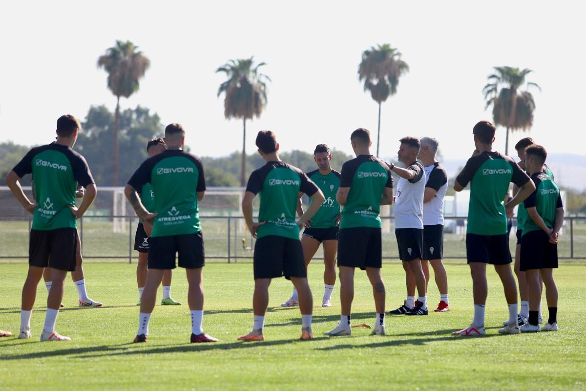 Iván Ania habla con sus jugadores antes de iniciarse la sesión en el campo dos de la Ciudad Deportiva.