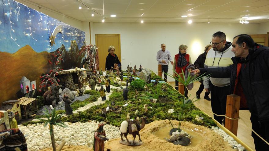 El centro cultural abrió ayer su
belén artesanal. |  Bernabé/Javier Lalín