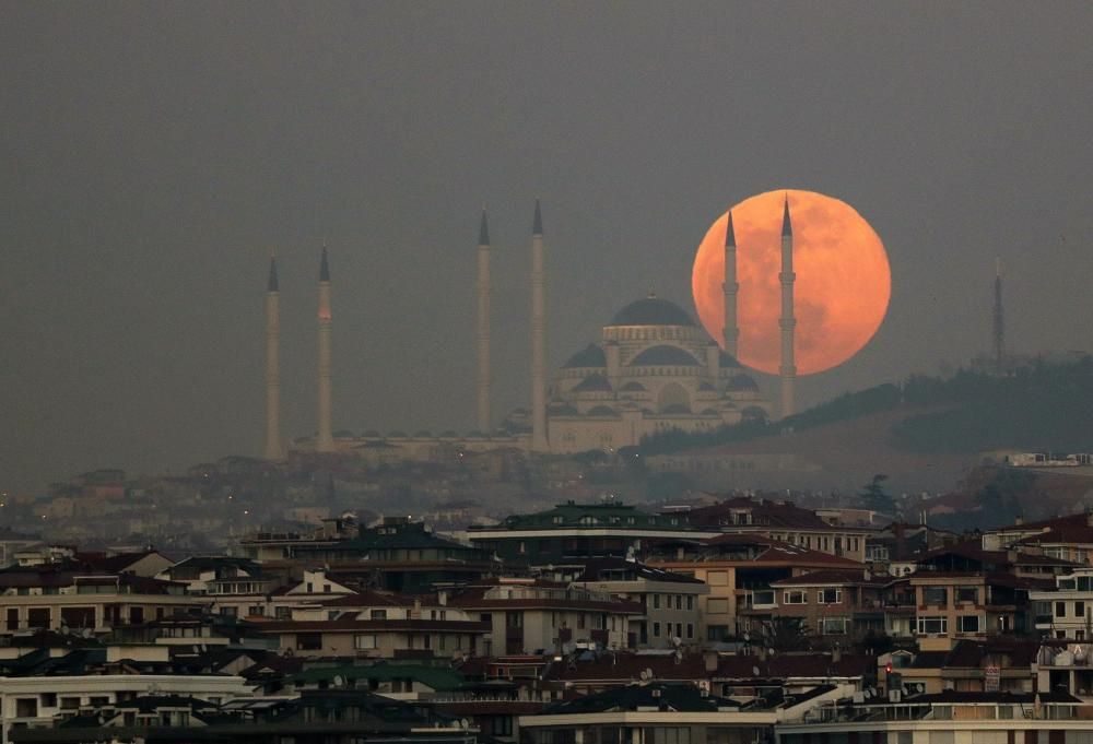 Superluna "de nieve" en Estambul