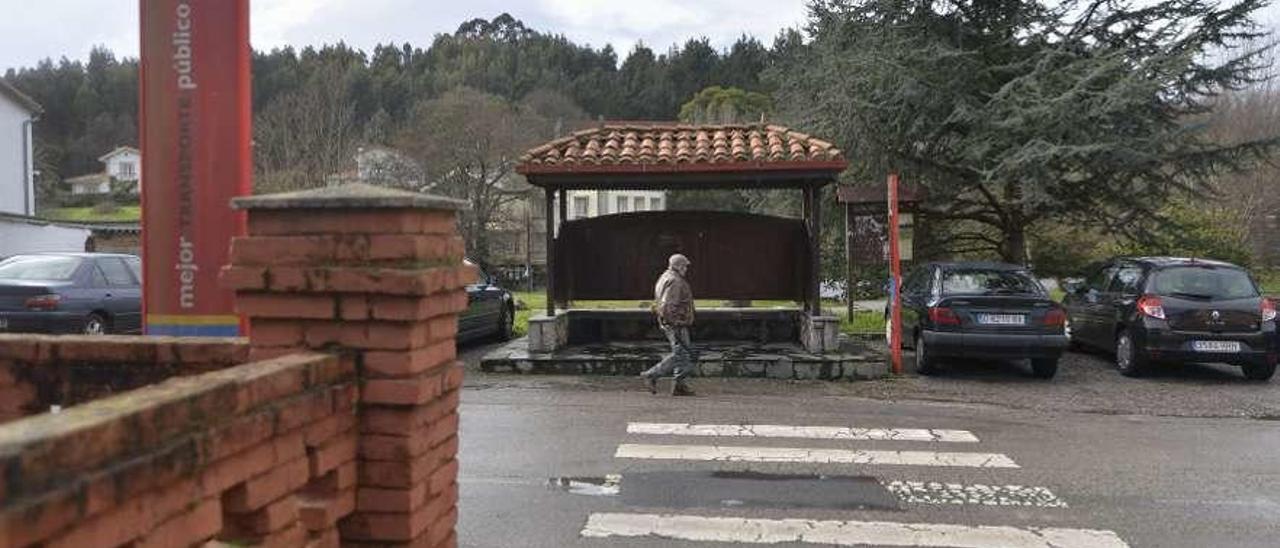 Un hombre pasa por delante de la marquesina de Arnao, vacía.