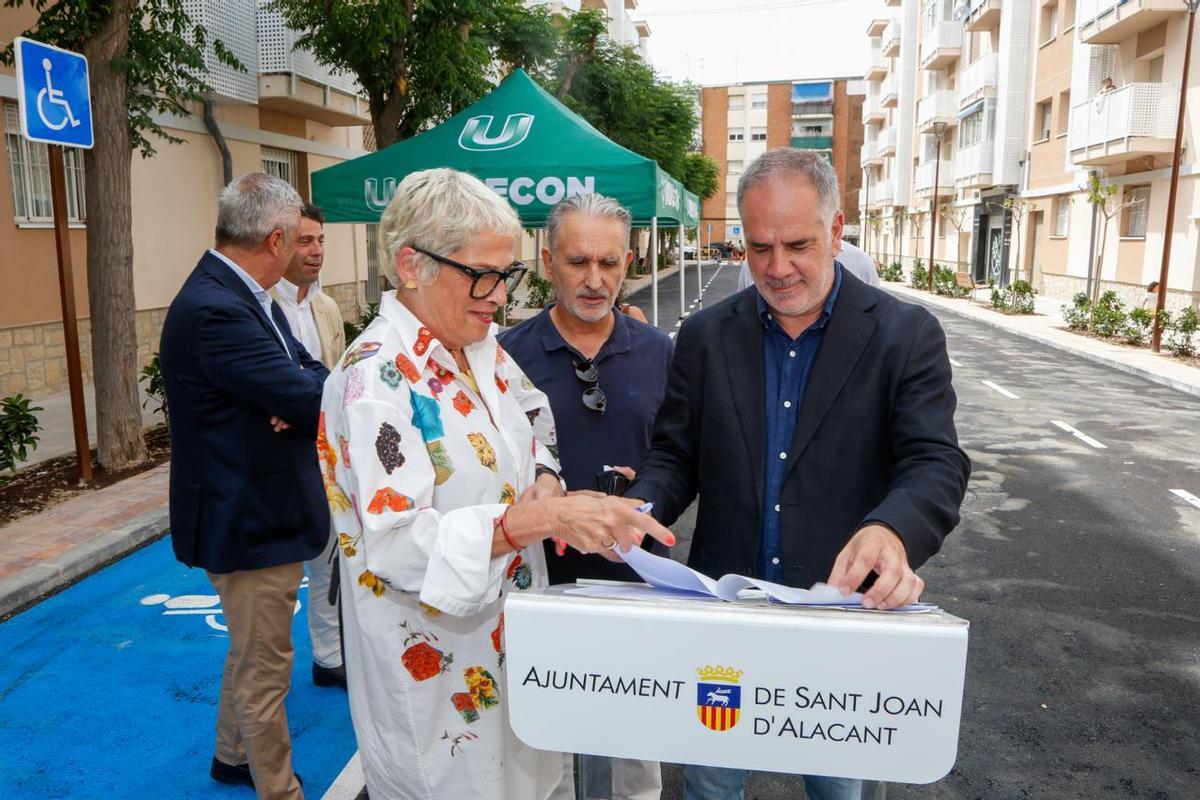 La gerente de PYCSA y el alcalde, en la firma de recepción de las obras
