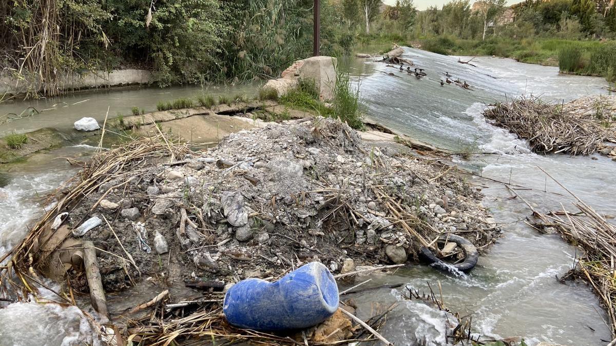 Escombros y plásticos acumulados en el río Segura a su paso por Archena.