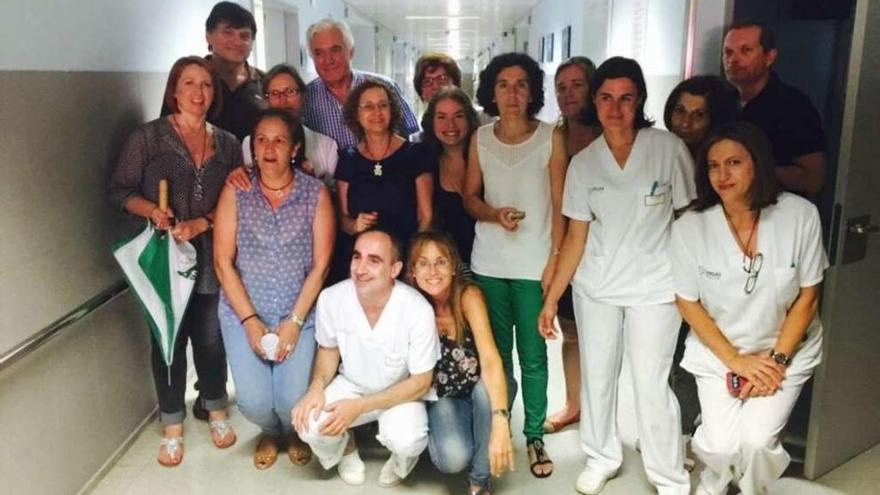 El adiós de &quot;una gran familia&quot;  |  De los alrededor de 70 profesionales que abandonan el Nicolás Peña, el que menos tiempo llevaba llegó hace una década. Se consideran &quot;una gran familia&quot; y ayer vivieron un día de intensa emoción. &quot;Se te cae la lágrima cuando vacías la taquilla, cuando despides al último paciente...&quot;, cuentan. Hace pocos días que recibieron la noticia del cierre definitivo y cansados de llorar, decidieron despedirse con una celebración, pero casi se quedan sin los pinchos porque, a las 14.20, en el acceso informaron al repartidor que esas plantas de hospitalización ya estaban cerradas.