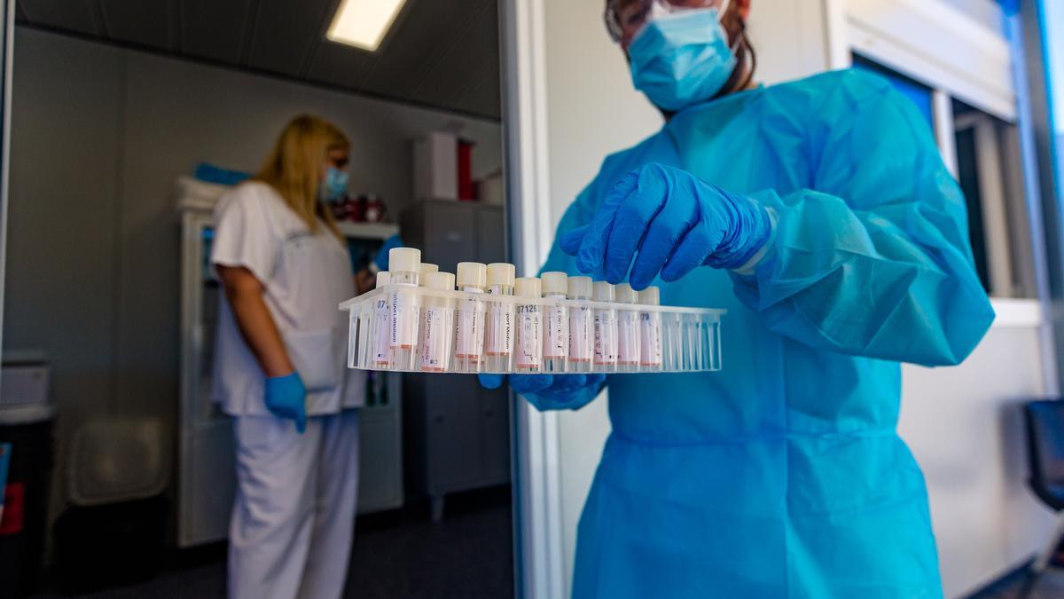 Un sanitario con varias muestras para realizar los test PCR.
