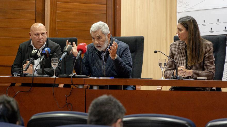 José Miguel Rodríguez Fraga, alcalde de Adeje (centro), en la rueda de prensa de ayer. | | E.D.