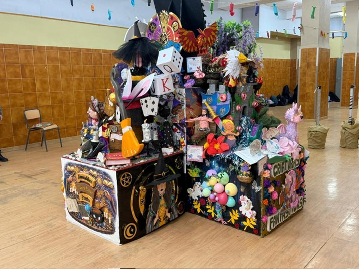 La falla del Col·legi Trafalgar, plantada ahir al gimnàs per evitar la pluja.