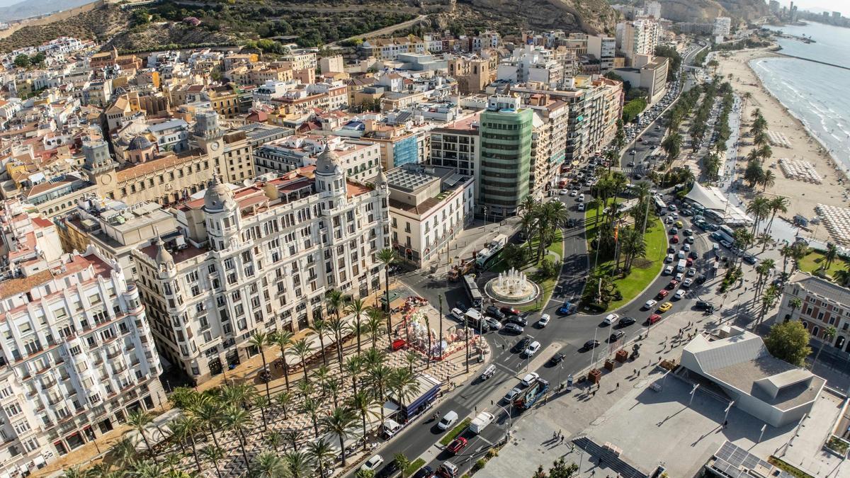 Malestar ante los cortes de tráfico por las Hogueras en el centro de Alicante