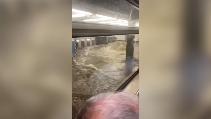 Impresionante inundación del metro de Nueva York por las fuertes lluvias