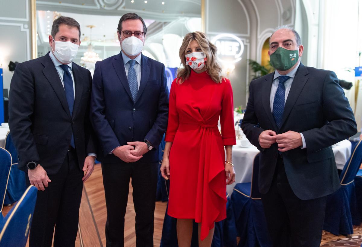 La vicepresidenta segunda, Yolanda Díaz, con los líderes empresariales Gerardo Cuerva (Cepyme), Antonio Garamendi (CEOE) y Lorenzo Amor (ATA) en un desayuno informativo la semana pasada en Madrid