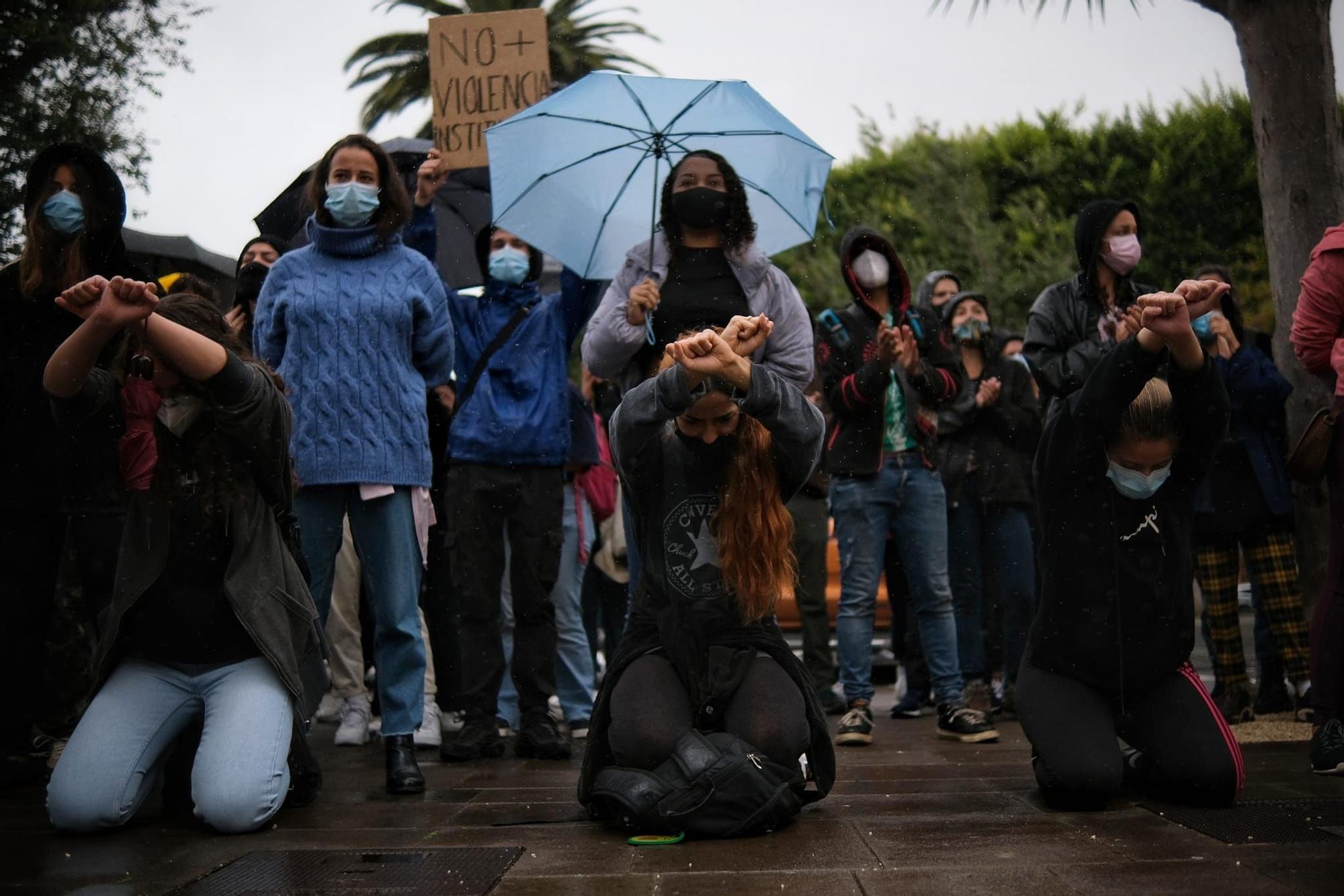 Concentración de estudiantes de la ULL para mostrar su apoyo a los dos jóvenes detenidos en Bellas Artes