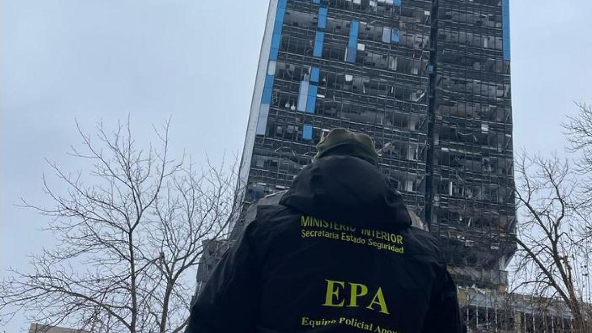 El comandante jefe del equipo EPA de investigación de crimenes de guerra en Ucrania mira un edificio bombardeado.
