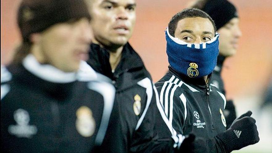 Marcelo, junto a Pepe, se proteje el rostro del frío en el entrenamiento de ayer en el estadio del BATE Borisov.