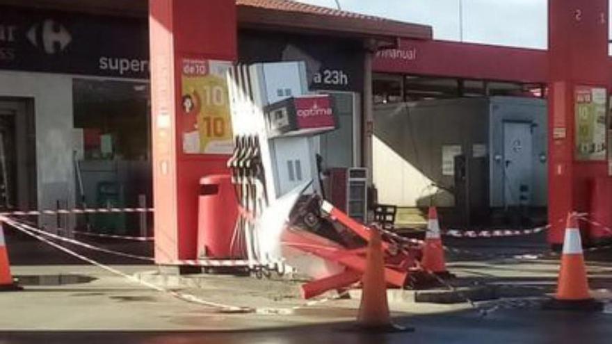 Un accidente con una grúa daña el surtidor de la gasolinera de Mareo