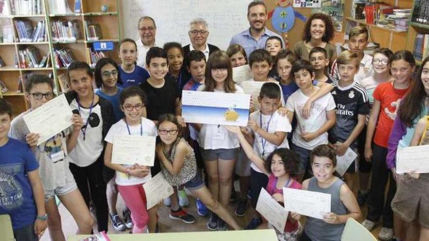 Los alumnos de sexto de Primaria del colegio Laredo posan con el premio, ayer. // Ricardo Grobas