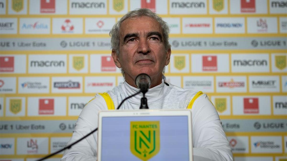 El Nantes confió en Raymond Domenech, que no ocupaba un banquillo de un equipo desde hacía 27 años, ante la complicada situación de les Canaris