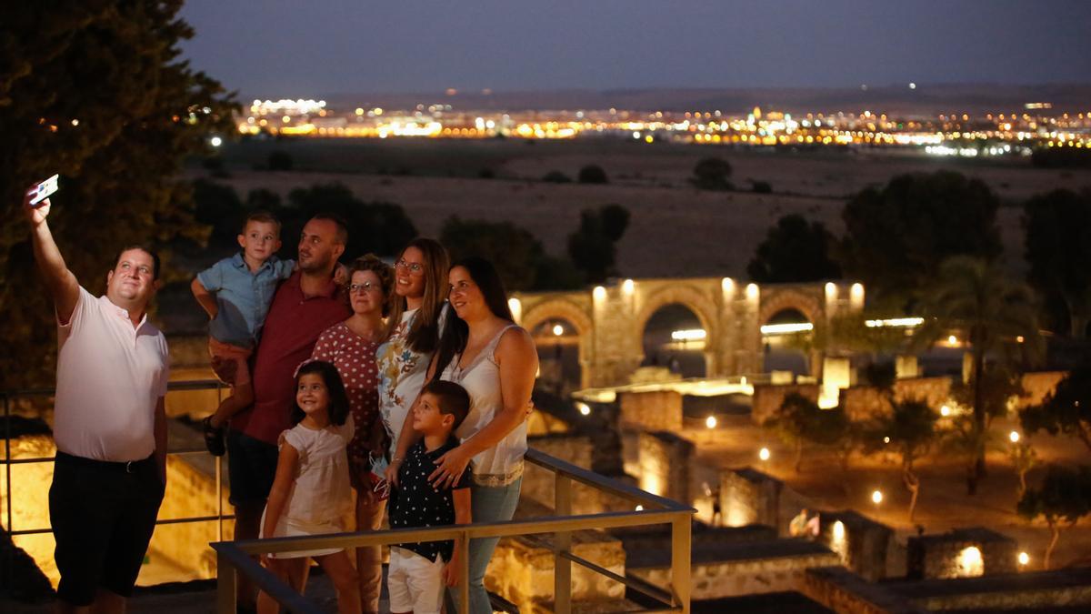 Un grupo de visitantes, grandes y pequeños, se fotografían en Medina Azahara durante la Noche del Patrimonio.