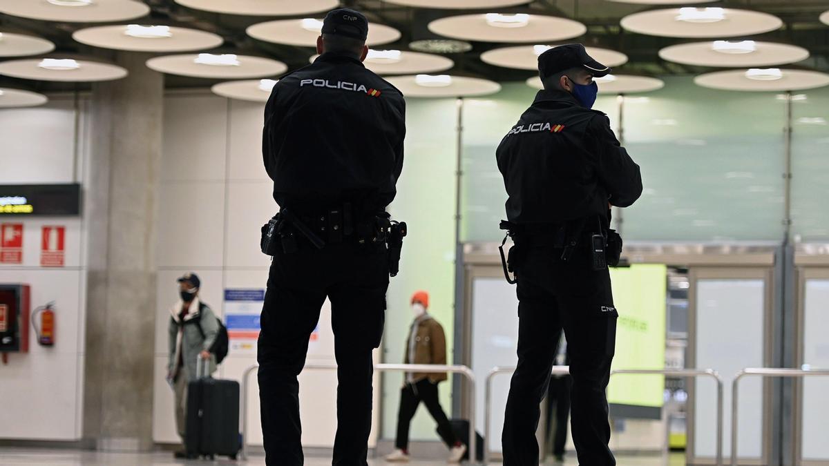 Dos agentes de la Policía Nacional en el aeropuerto de Barajas.