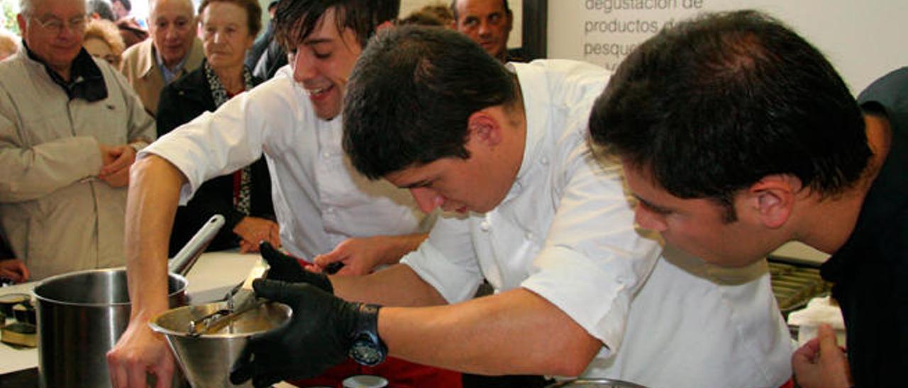 Una de las exhibiciones de cocina que se realiza en los mercados de la ciudad. // FdV