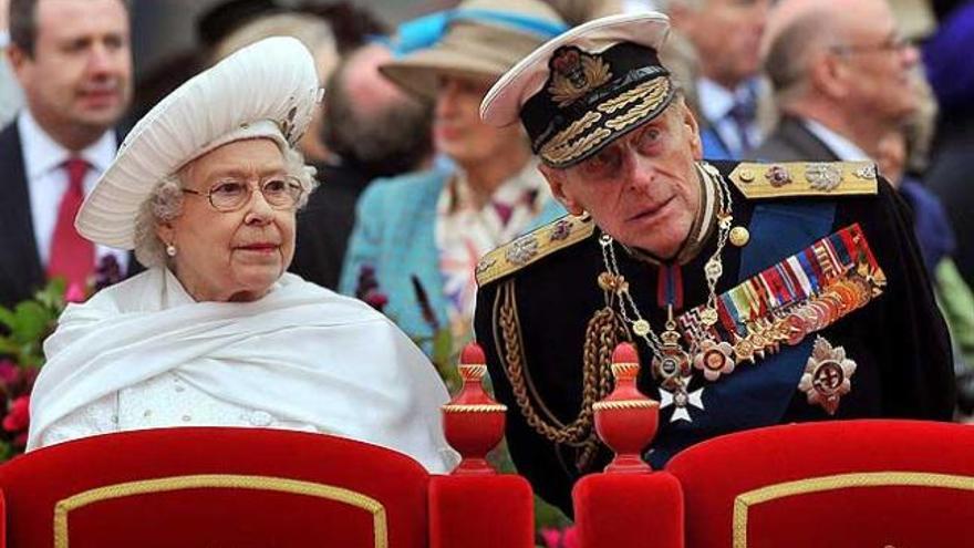 Isabel II y Felipe de Edimburgo, este domingo.