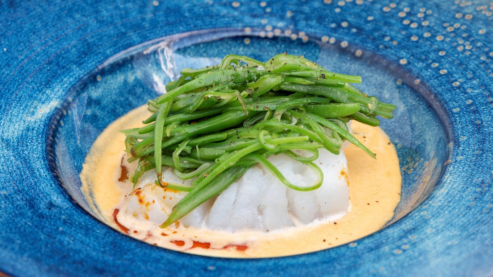 Receta de bacalao con judías tiernas y salsa holandesa del restaurante La Donzella (Badalona).