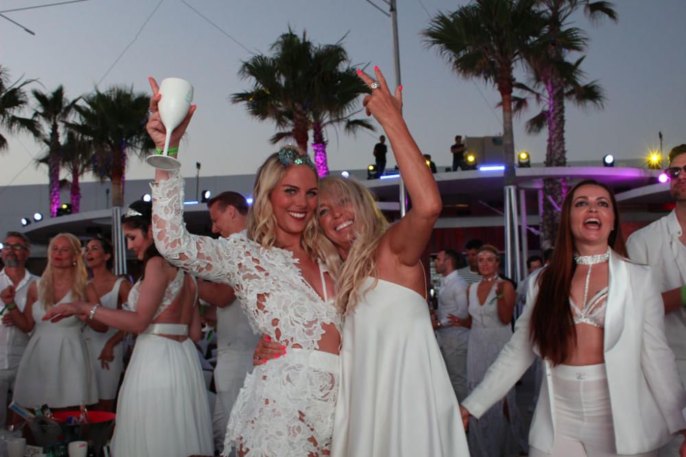 Numerosas personas disfrutan de la fiesta blanca de Nikki Beach, el evento que marca cada año el inicio de la temporada estival en Marbella