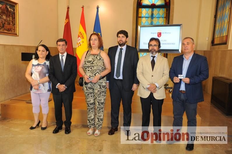 Murcia, primera comunidad en entregar tarjetas identificativas a las víctimas del terrorismo que dan descuentos y prestaciones