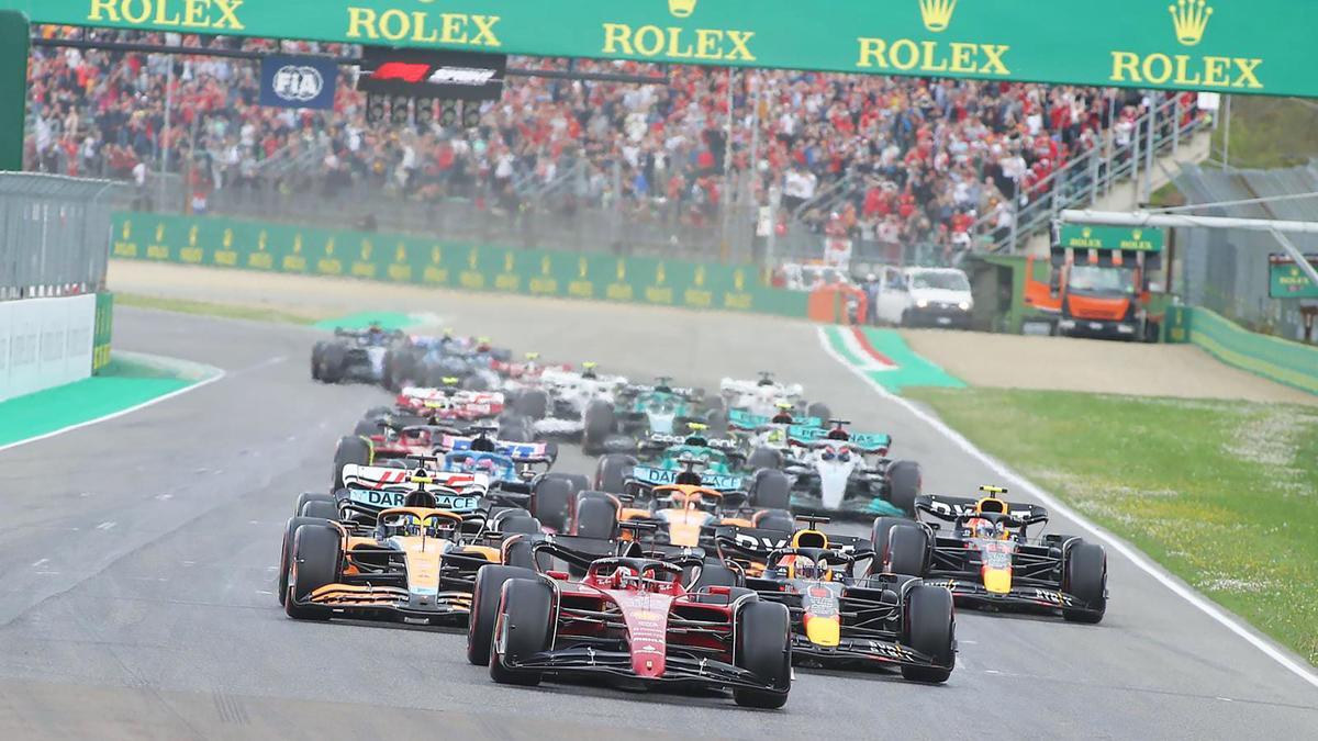Verstappen sale delante de Leclerc y Pérez en Imola; Sainz enmienda su error.
