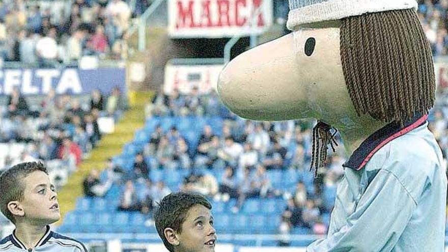 Celestino, con varios niños en el césped de Balaídos antes de iniciarse un partido del Celta.