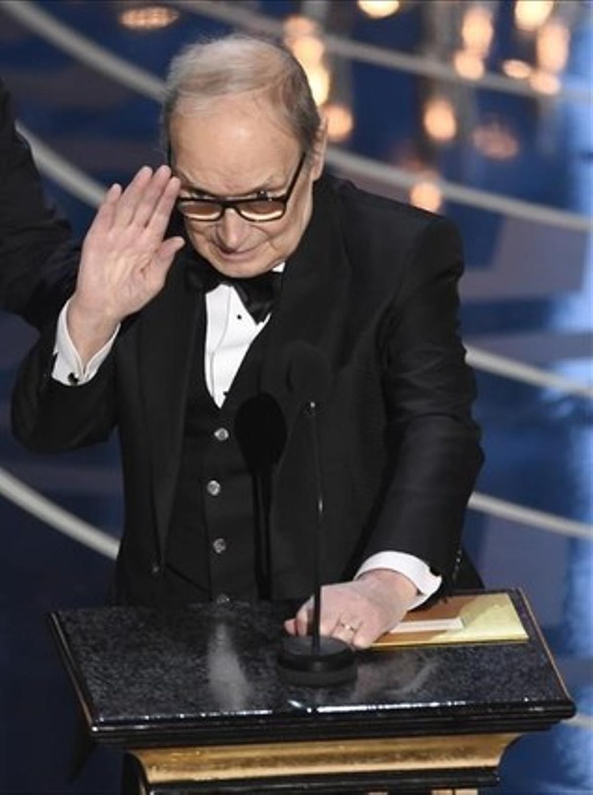 dcaminal32990726 ennio morricone accepts the award for best origina160229101531