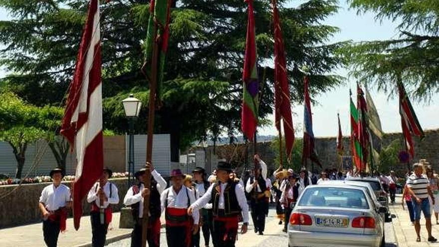 Pendones hispanos y lusos en el encuentro de Miranda do Douro.